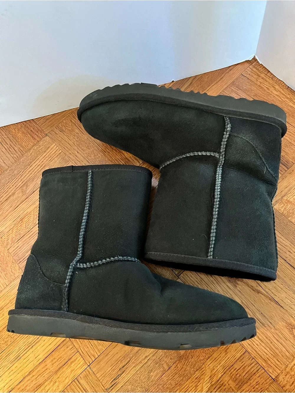 Uggs Classic II Black Short Boots Kids Sz 6~Womens Sz 8~Winter